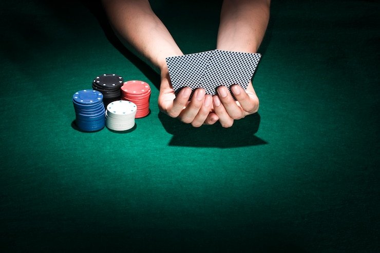 Berbagai permainan slot dan kasino live dengan dealer profesional di layar monitor